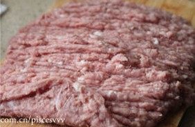 灌汤小笼包,猪肉洗净,切块,剁成肉糜