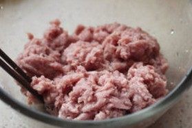 灌汤小笼包,将剁好的肉糜放入盆中,倒入料酒拌匀,静置片刻