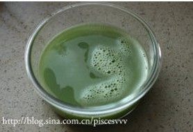 灌汤小笼包,葱洗净切段,生姜去皮切片,放入料理机加180g水,搅打,过滤后得到葱姜汁