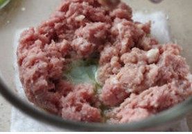 灌汤小笼包,分次倒入葱姜汁,搅打上劲