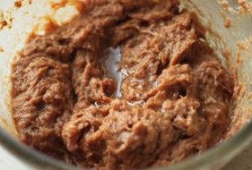 灌汤小笼包,将老抽、盐、味精、糖放入,搅打均匀