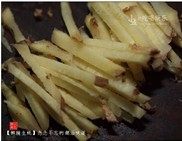 鲜腌生蚝,蒜头去皮,剁碎,生姜洗净,切丝,红辣椒洗净,切碎。