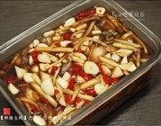 鲜腌生蚝,将其摇晃均匀,密封,放进冰箱冷藏保存4个小时。