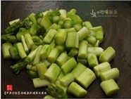 芦笋沙拉,芦笋洗净,去皮,切除老茎,嫩茎切成丁