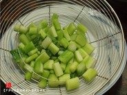 芦笋沙拉,煮开水,下芦笋,再次煮开捞起,沥干水分