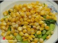 芦笋沙拉,原锅下洗净的玉米,煮开即捞起沥干水分,与芦笋放在一起