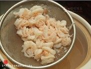 芦笋沙拉,沙虾去壳,片开,去除虾肠,煮开水,下沙虾煮至变色,即捞起