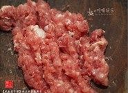 咸鱼茄子煲,猪肉洗净，剁碎成猪肉糜。
