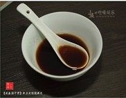 咸鱼茄子煲,将陈醋、酱油、料酒与白糖调成酱汁。