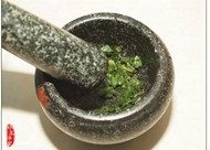 薄荷膏,将新鲜的薄荷叶和金银花洗净,风干水分,放进臼子,捣烂。