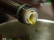 薄荷膏,将舂好的薄荷叶与金银花放进容器中,加入橄榄油。