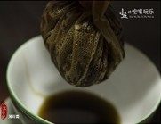 薄荷膏,将蒸好的药放凉,用纱布过滤出药油。