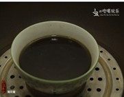 薄荷膏,将冰片与蜂蜡放入,用中小火隔水蒸至蜂蜡融化。