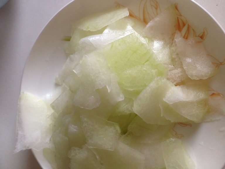 虾仁冬瓜,放入半勺盐抓匀腌几分钟，杀杀水分