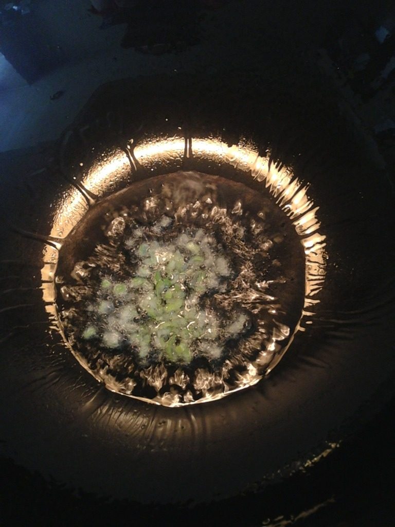 虾仁冬瓜,热锅放油，热至八分放入葱末爆香