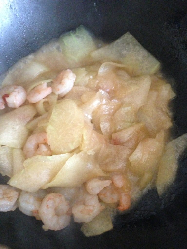 虾仁冬瓜,冬瓜片炒至半透明，放入虾仁翻炒至八分熟。冬瓜还是会出一些水，加入半勺盐、一勺<a style='color:red;display:inline-block;' href='/shicai/ 10588'>糖</a>、一勺<a style='color:red;display:inline-block;' href='/shicai/ 788'>生抽</a>、一勺<a style='color:red;display:inline-block;' href='/shicai/ 720'>胡椒粉</a>、几粒枸杞盖盖儿转中火焖两分钟。