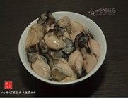 银屏蚝烙,新鲜的生蚝,清洗干净。将小银鱼洗净。