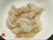 银屏蚝烙,鲜活的沙虾,将其剥壳片开,去除虾肠并洗净。