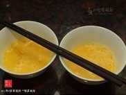 银屏蚝烙,鸡蛋打散成蛋液，分两次煎，鸡蛋也就分开打散。