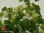 银屏蚝烙,葱洗净,切成葱珠;芫荽洗净,切成段。