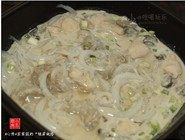 银屏蚝烙,加入生蚝、沙虾与银鱼,用手抓匀成蚝烙浆。