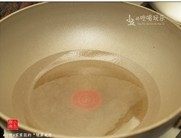 银屏蚝烙,锅中热油(先下1汤匙),将锅轻轻晃动,使整个锅底均沾上猪油。