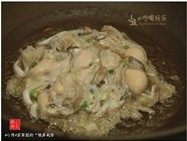 银屏蚝烙,舀一半蚝烙浆下锅,再一次将锅轻轻晃动,尽量让蚝烙浆铺开。