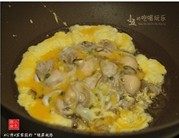 银屏蚝烙,倒入鸡蛋液(1个),轻轻晃动锅,使加入的鸡蛋液能均匀地铺开。