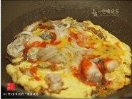 银屏蚝烙,蛋液稍微凝固时,均匀地浇上辣椒酱(5g)。