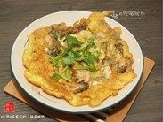 银屏蚝烙,轻轻晃动锅，将蚝烙翻面，沿锅边再淋入食用油（1汤匙），将蚝烙的底面也煎至金黄，取出装盘，撒上芫荽开吃。