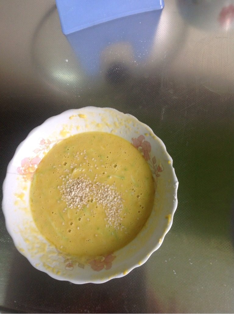 双色西葫芦鸡蛋饼－－像荷包蛋不？,蛋清中加入1/4西葫芦丝，加<a style='color:red;display:inline-block;' href='/shicai/ 519'>面粉</a>丶盐丶<a style='color:red;display:inline-block;' href='/shicai/ 156925'>水</a> ，搅拌均匀成糊状；蛋黄中加入3/4西葫芦丝，加<a style='color:red;display:inline-block;' href='/shicai/ 519'>面粉</a>丶盐丶<a style='color:red;display:inline-block;' href='/shicai/ 156925'>水</a>，搅拌均匀成糊状。