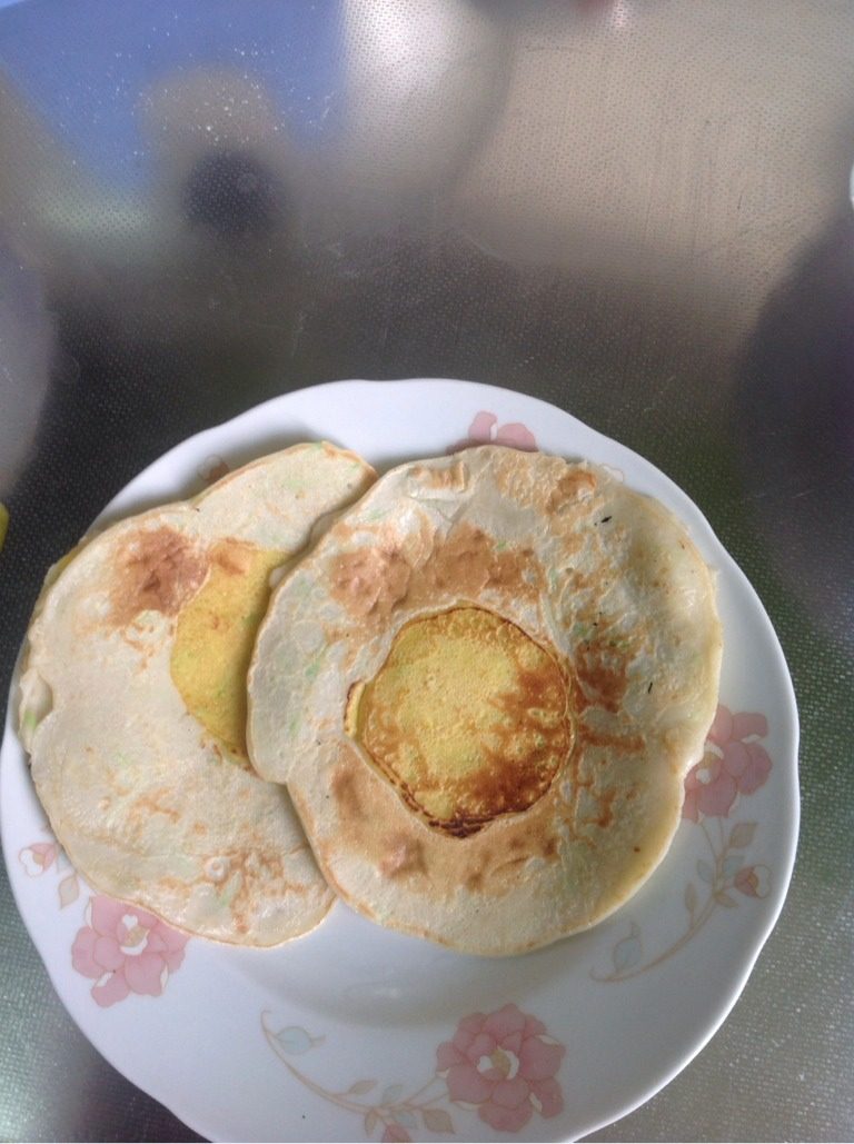 双色西葫芦鸡蛋饼－－像荷包蛋不？,锅内加油,煎至两面微黄。