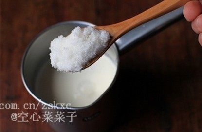 牛奶芒果果粒布丁,牛奶200克加淡奶油50克混合，再加入25克糖。