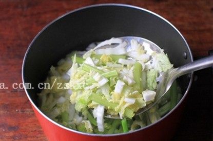家常版麻辣香锅,将所有食材洗净、去皮、切块待用;蔬菜提前过水氽至八分熟。