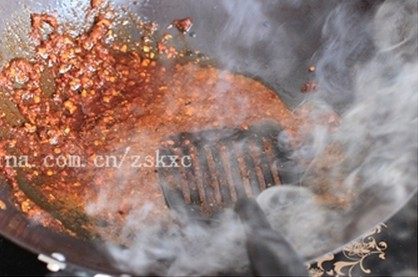 家常版麻辣香锅,锅中留底油,下入麻辣香锅调料。
