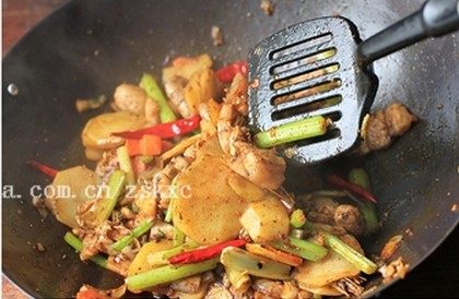 家常版麻辣香锅,下入所有食材,翻炒一会儿,即可。
