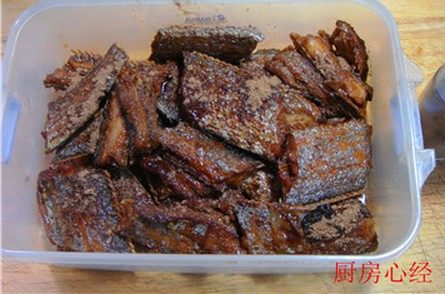 五香带鱼罐头,找一个饭盒，底层撒入五香粉，然后码入一层带鱼，就再撒一层五香粉