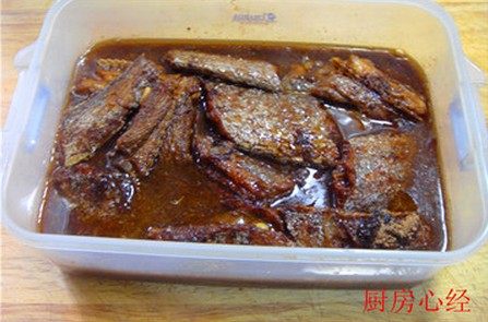 五香带鱼罐头,浇入盛放带鱼的饭盒中，冷藏一夜后即可食用