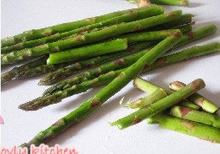 芦笋白玉菇,芦笋洗净,切掉根部老的部分,芦笋切成斜段。