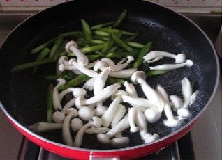 芦笋白玉菇,锅中注入水加入一点盐和几滴油,晒开后将芦笋和白玉菇焯水