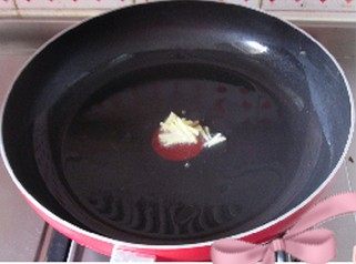 芦笋白玉菇,另起锅,注入油,爆香姜丝