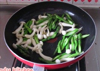 芦笋白玉菇,下入沥干水分的芦笋和白玉菇