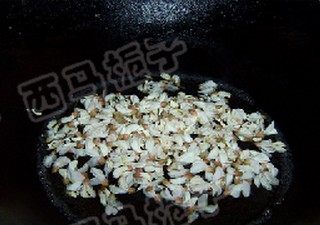 槐花鸡蛋烙,把槐花摘洗干净,水中加盐烧开,下入槐花焯水。