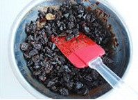 巧克力石板街,加入步骤1掰碎的巧克力饼干和步骤2的果干,拌匀