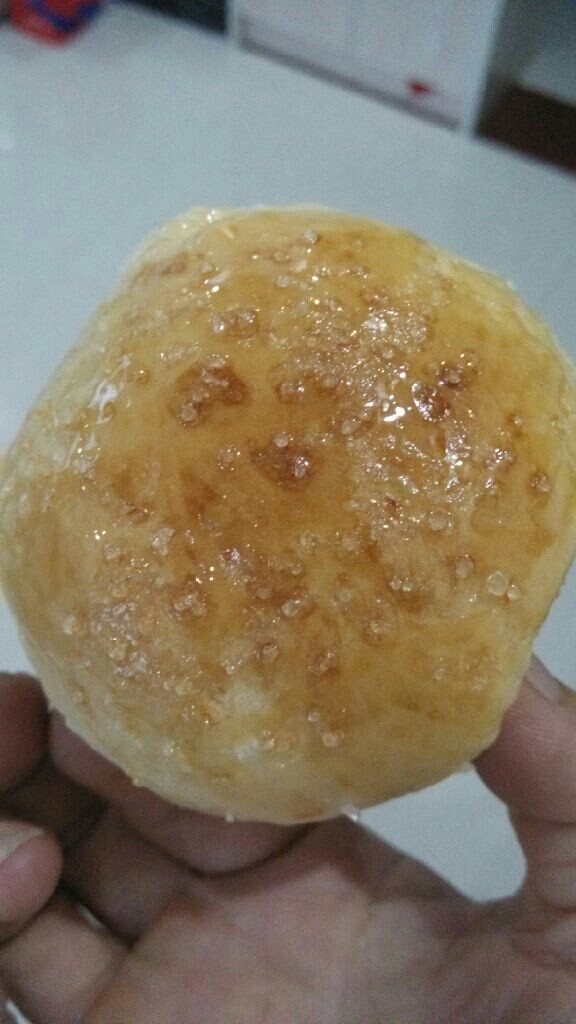 黄油面包,烤箱温度随自家烤箱脾气而定,个人认方温度不要过高时间长些烤出的面包熟而不焦。这是烤好后的成品