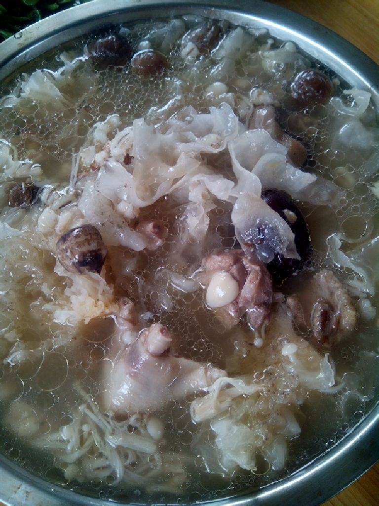 银耳炖鸡,半小时后出锅了（如果老鸡就煲久一点）