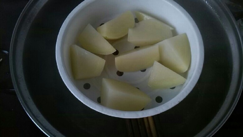 约等于土豆泥,首先将<a style='color:red;display:inline-block;' href='/shicai/ 23'>土豆</a>洗净去皮，切成小块上锅蒸