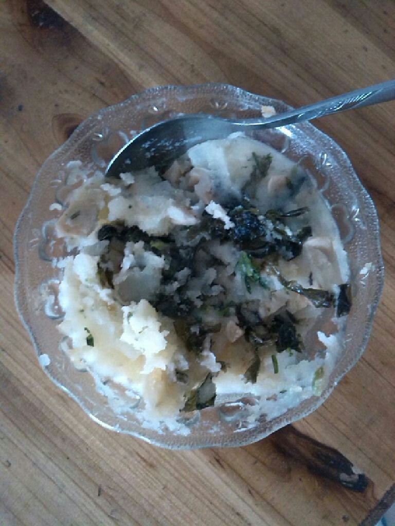 约等于土豆泥,待土豆泥蒸熟变软之后，捣烂，放入适量盐，再拌入火腿和紫菜上锅蒸一小会儿，然后取出，可以根据个人爱好洒一些胡椒粉或者番茄酱，就可以开始享受鲜美的土豆泥啦