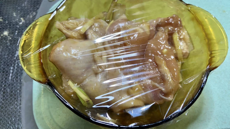 鸡胸肉蔬菜沙拉,抓匀,蒙上保鲜膜,放入冰箱腌制一晚