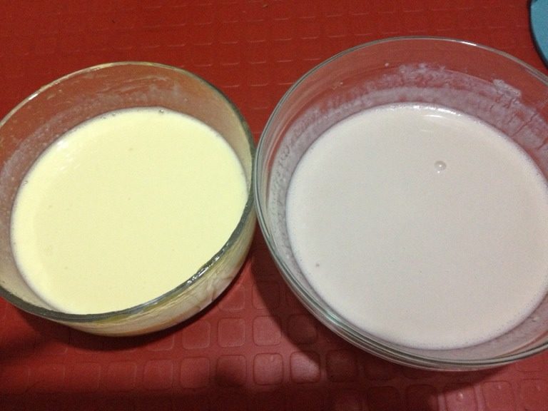 布丁,等糖浆冷却牛奶微热的时候把牛奶倒入装有糖浆的容器,轻轻搅拌,让糖浆和牛奶完全融合在一起